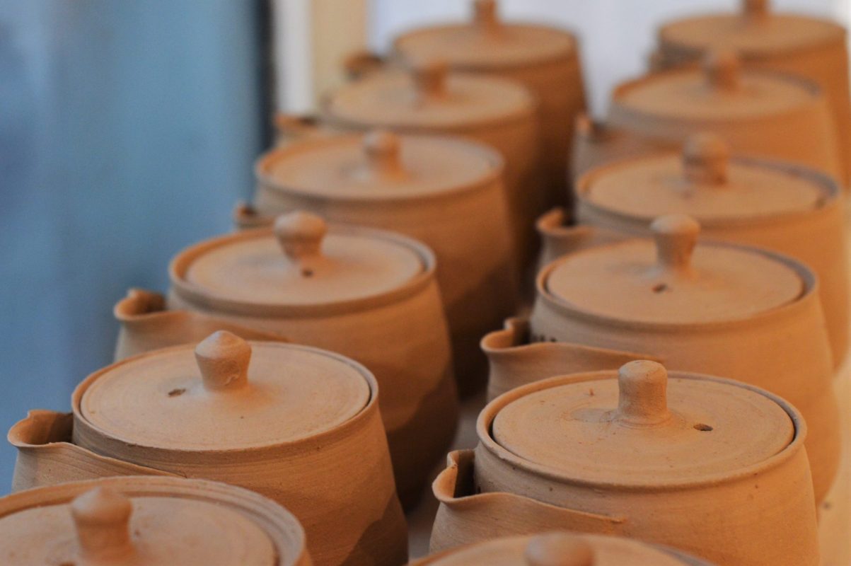 VLOG ATELIER - POTERIE 👩🏼‍🎨 studio vlog céramique, enfournement de 50  mugs, production, commande 🤍☕️ 
